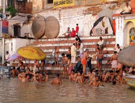 Badende an einem Ghat in Varanasi